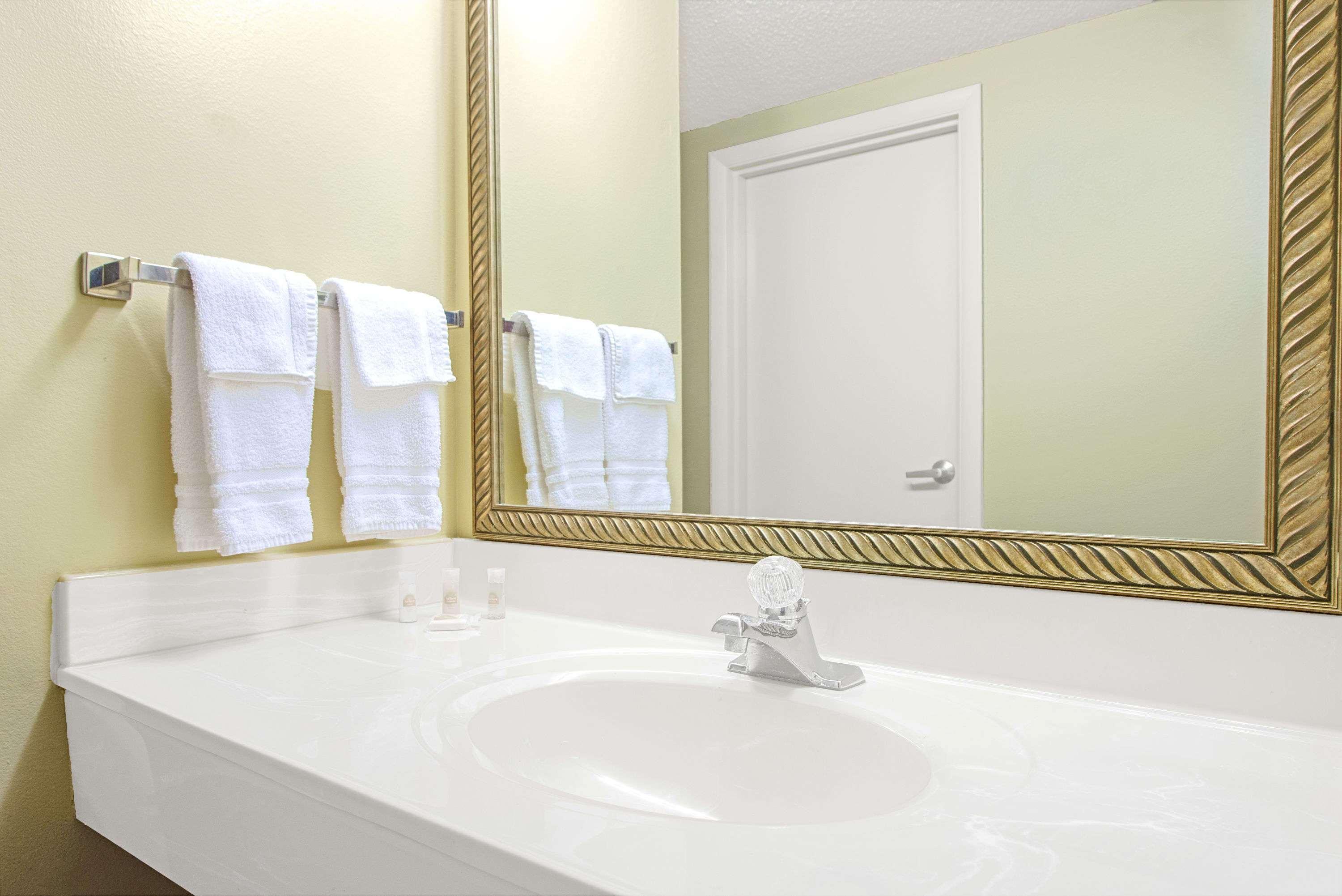 Days Inn By Wyndham St. Louis/Westport Mo Maryland Heights Eksteriør bilde